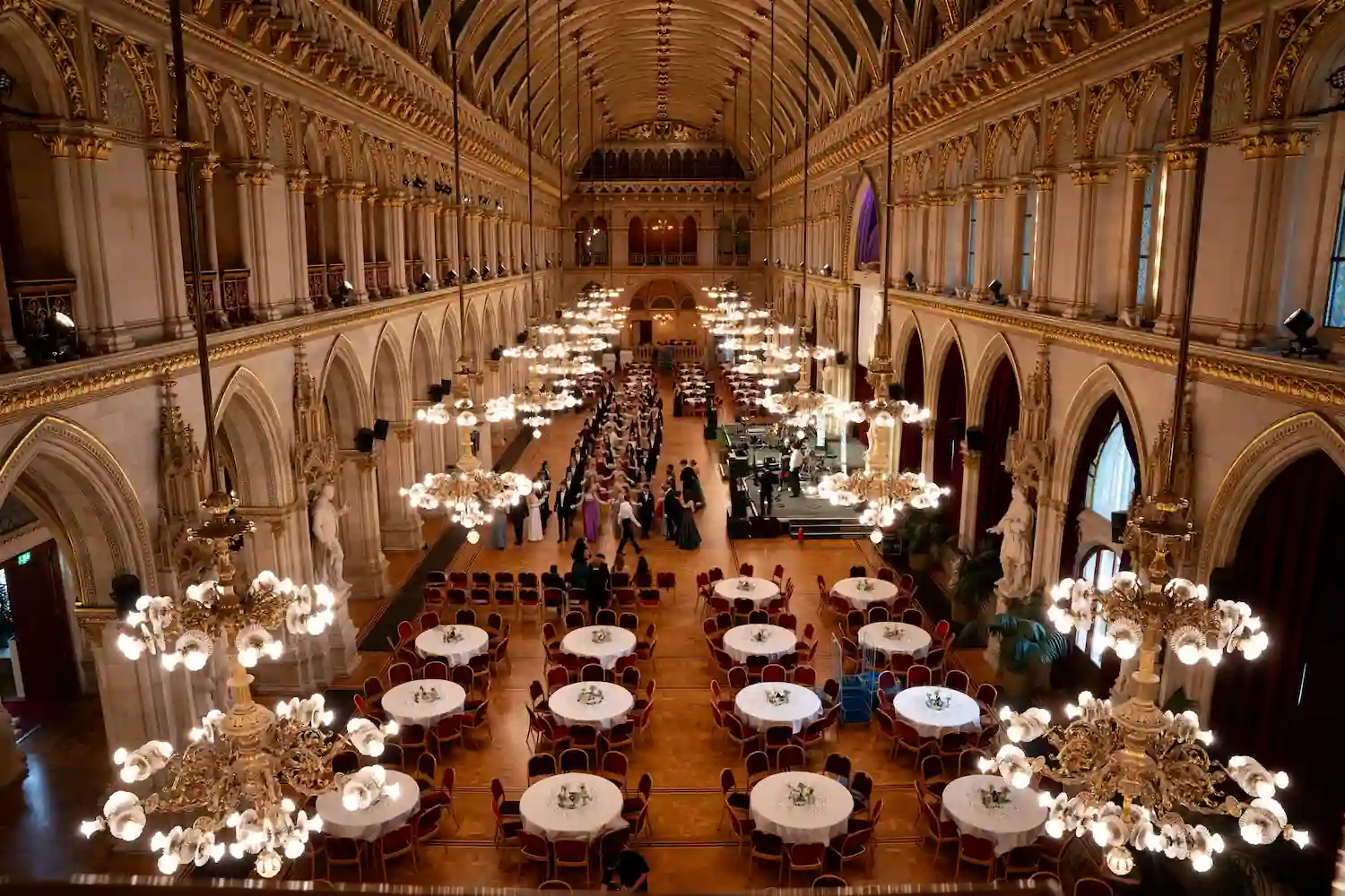 Blumendekoration und Fotowand bei einem Ball im Wiener Rathaus
