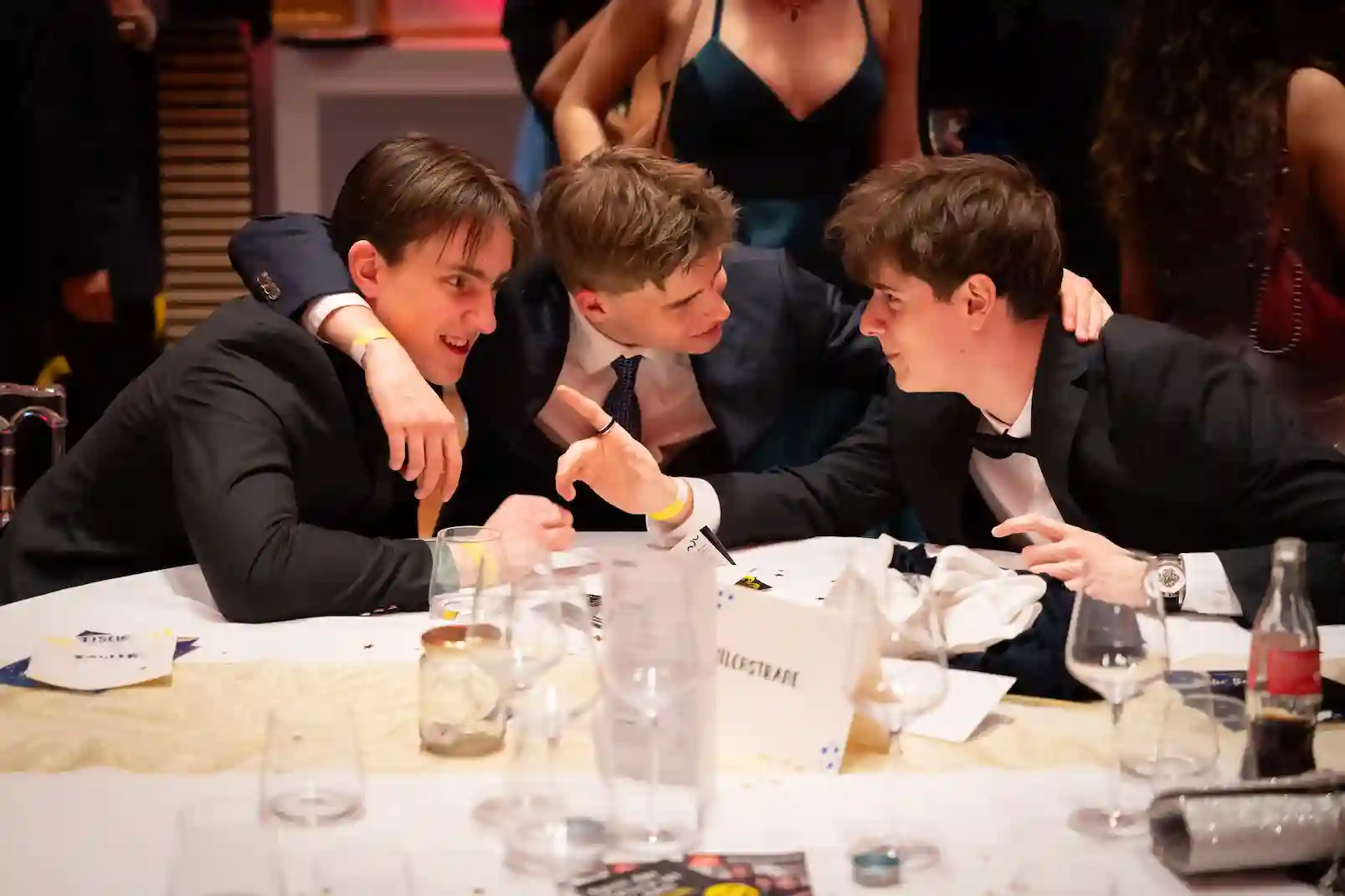 Freunde am Tisch bei der Vienna School Night 2024