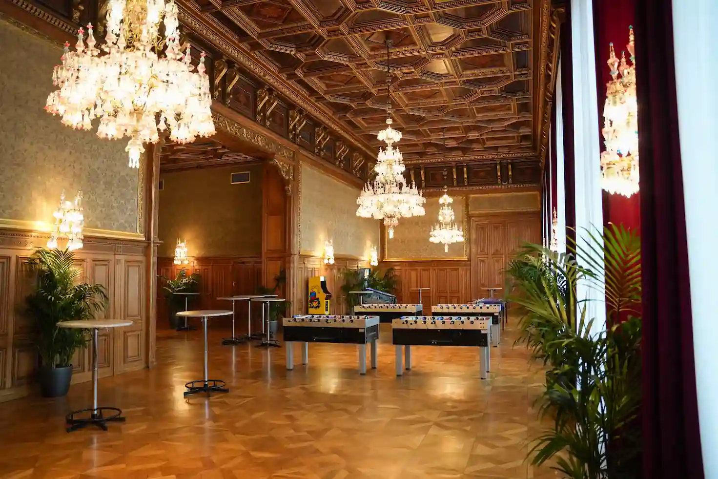 Festlich dekorierter Nebenraum bei der Vienna School Night 2024 im Wiener Rathaus