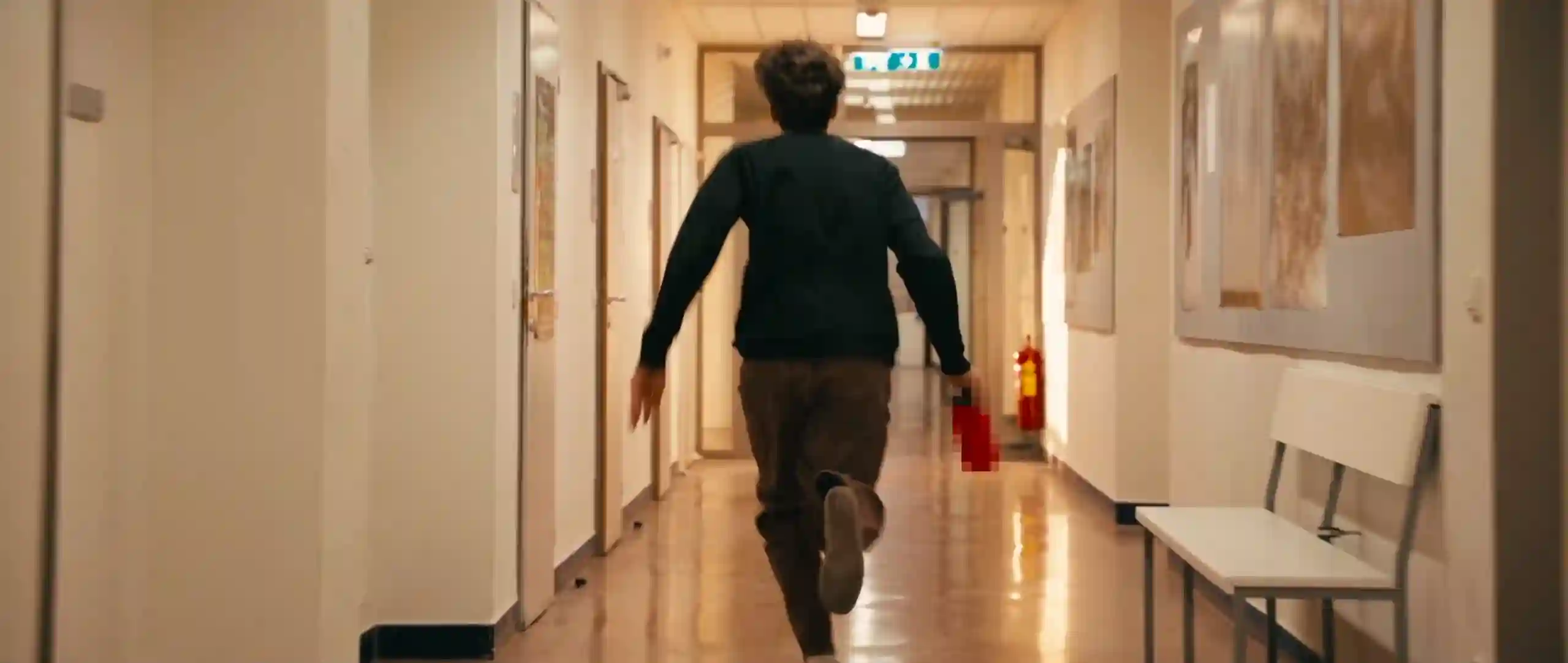 Schülerin bei einer praktischen Übung, wie sie im Film gezeigt wird