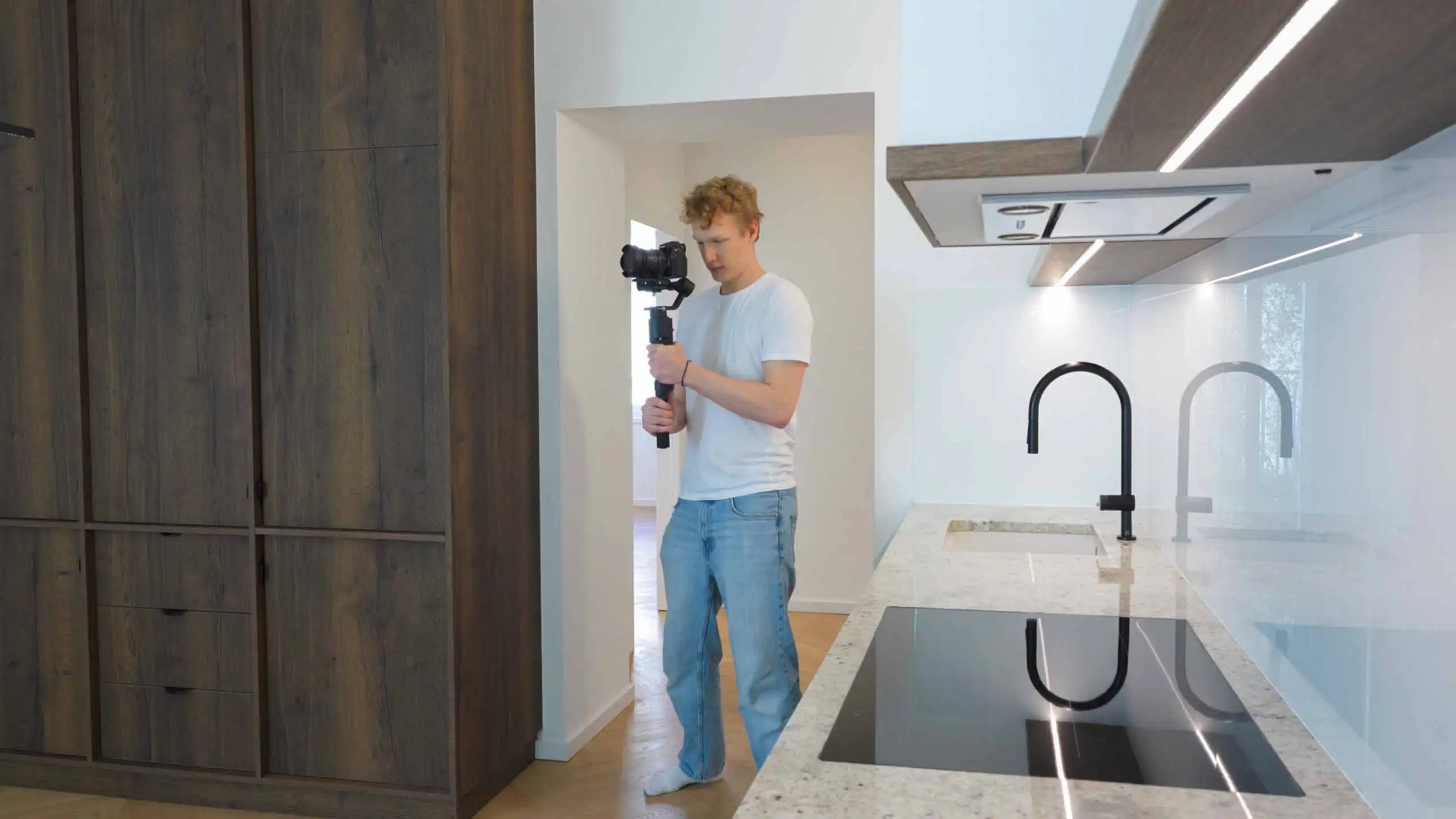 Kamerabewegung mit Gimbal während des Walkthrough-Drehs