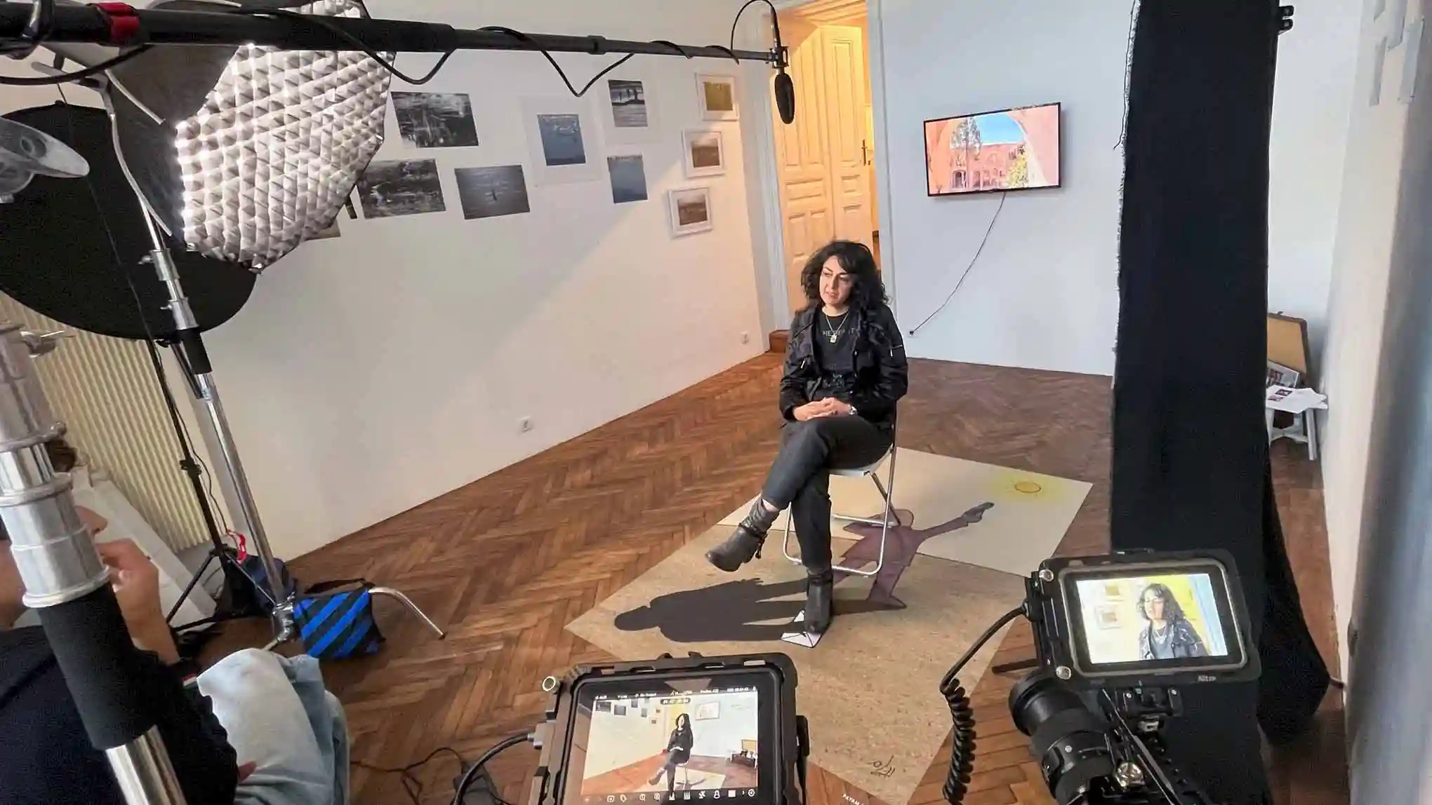Mitarbeiter im Interview vor der Kamera für ein Recruiting-Video