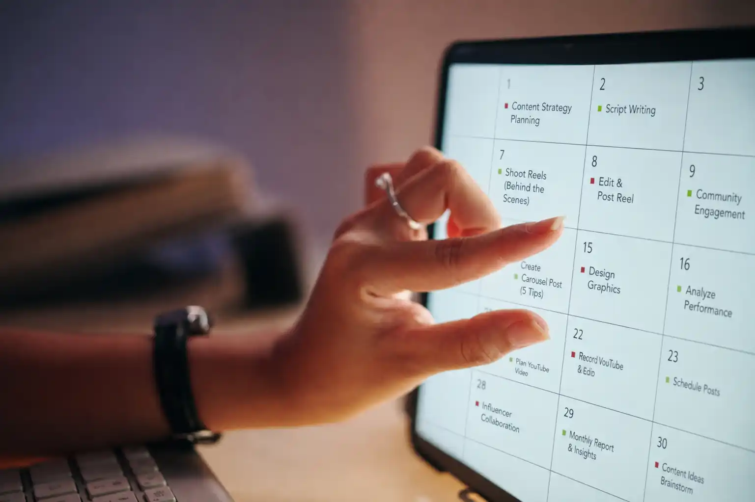 Content-Kalender mit geplanten Social-Media-Videos auf einem Schreibtisch