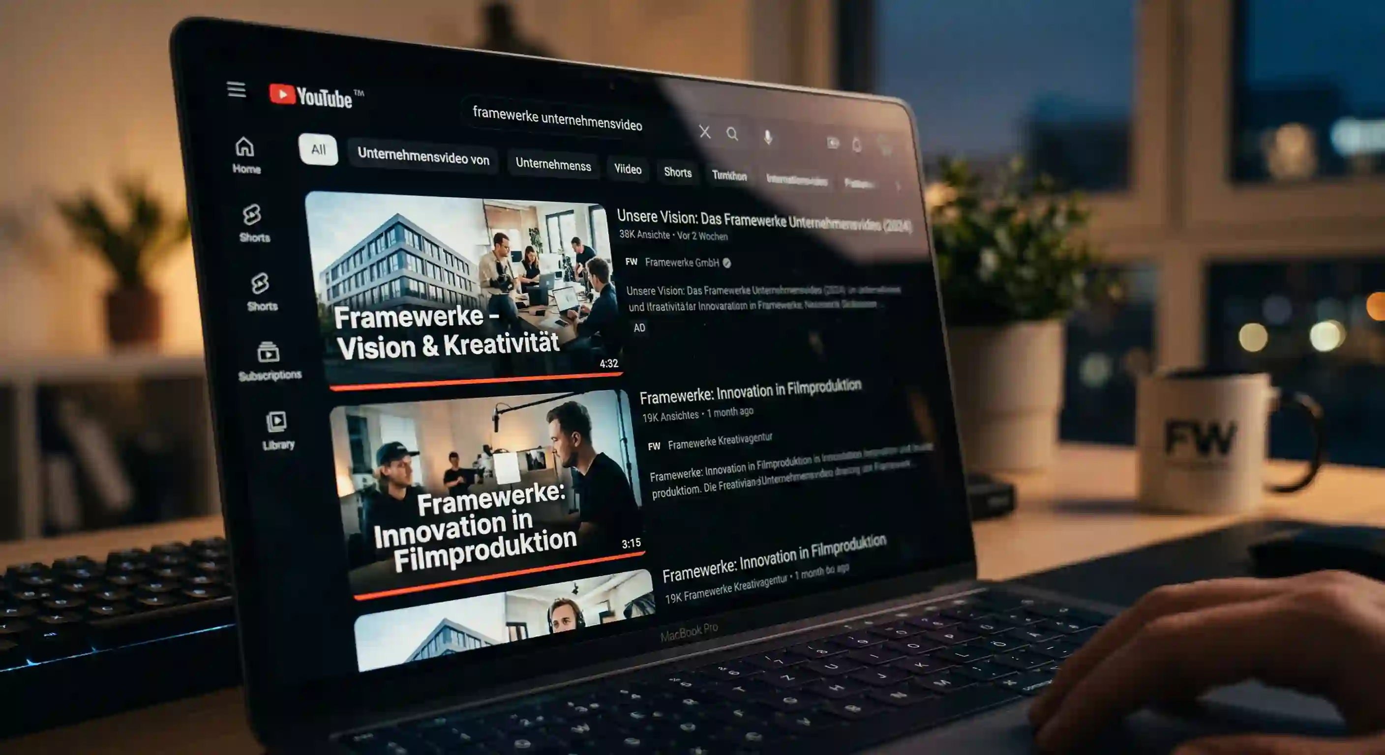 Bildschirm mit YouTube-Suchergebnissen zu einem Unternehmensvideo